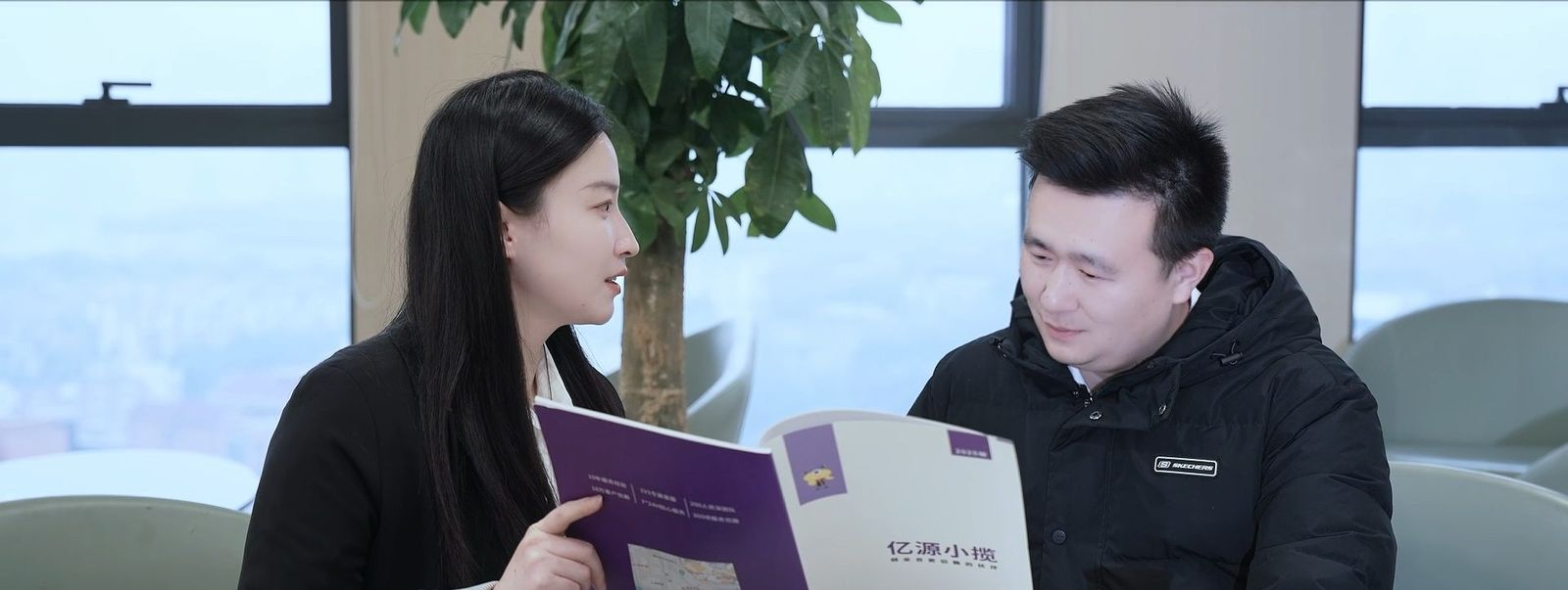 顾问向客户讲解服务方案